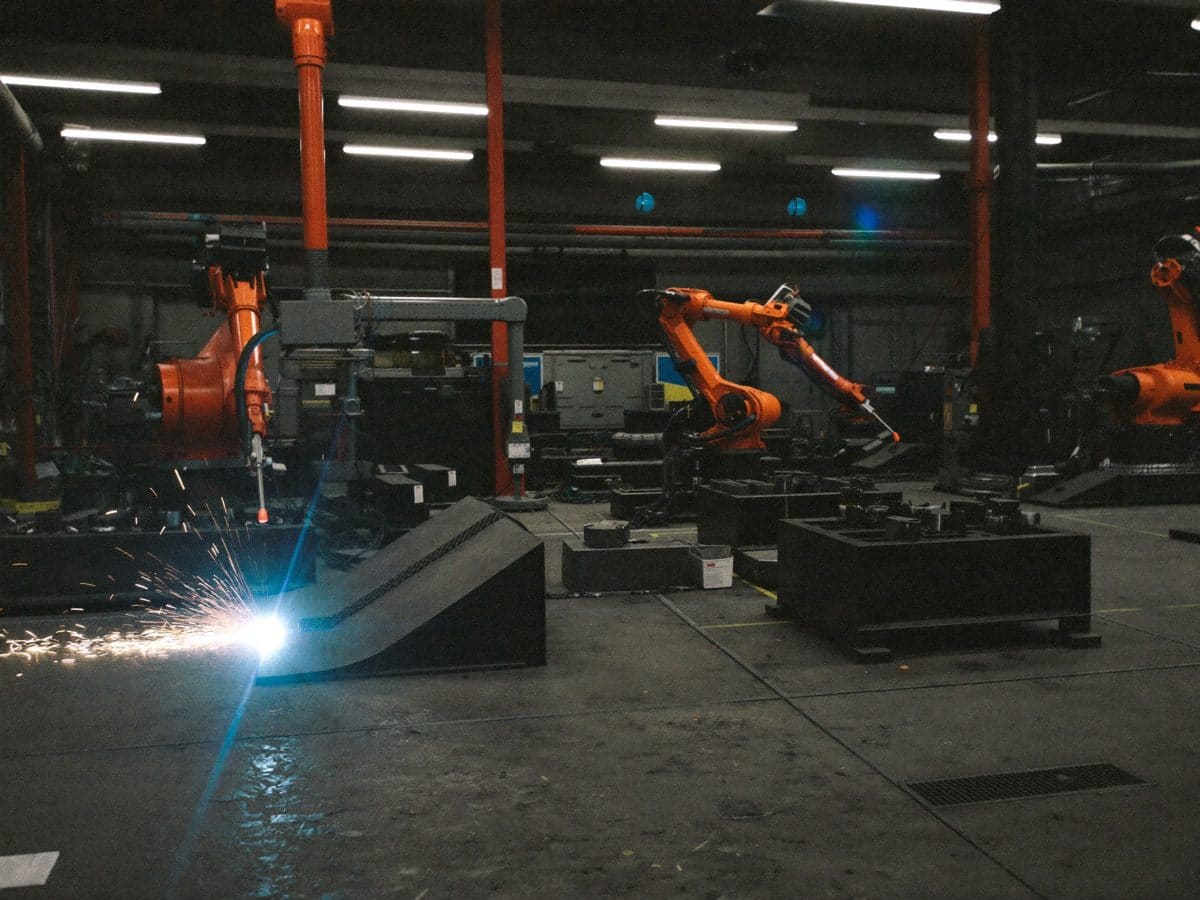 Avtosanoatning robotlashtirilgan sexi